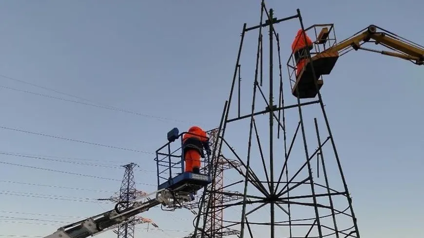 Новогоднюю ель начали монтировать на улице Орджоникидзе в Подольске