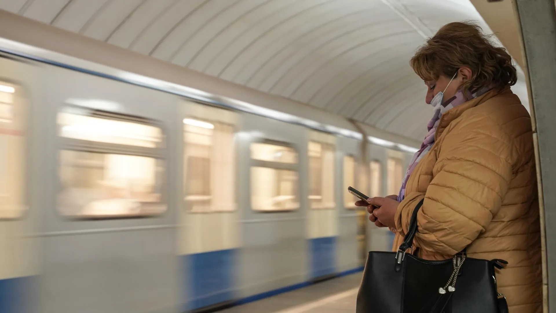 В московском транспорте выявили 50 тыс нарушителей масочного режима в ноябре