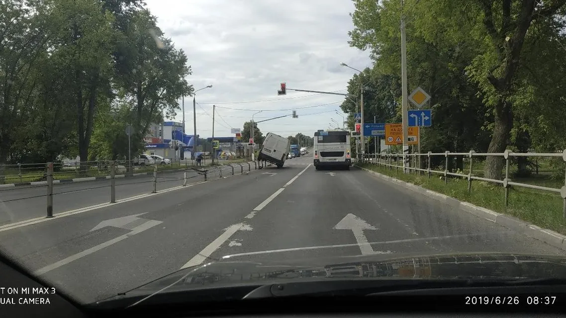 Фургон повис на разделительном отбойнике в микрорайоне Львовский Подольска