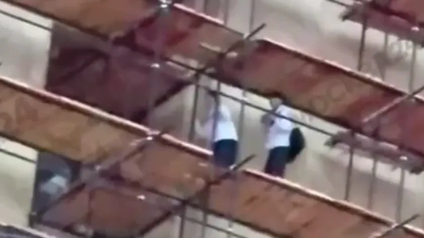 Слабоумие и отвага: прогулки руферов по стройке высотки в Москве попали на видео