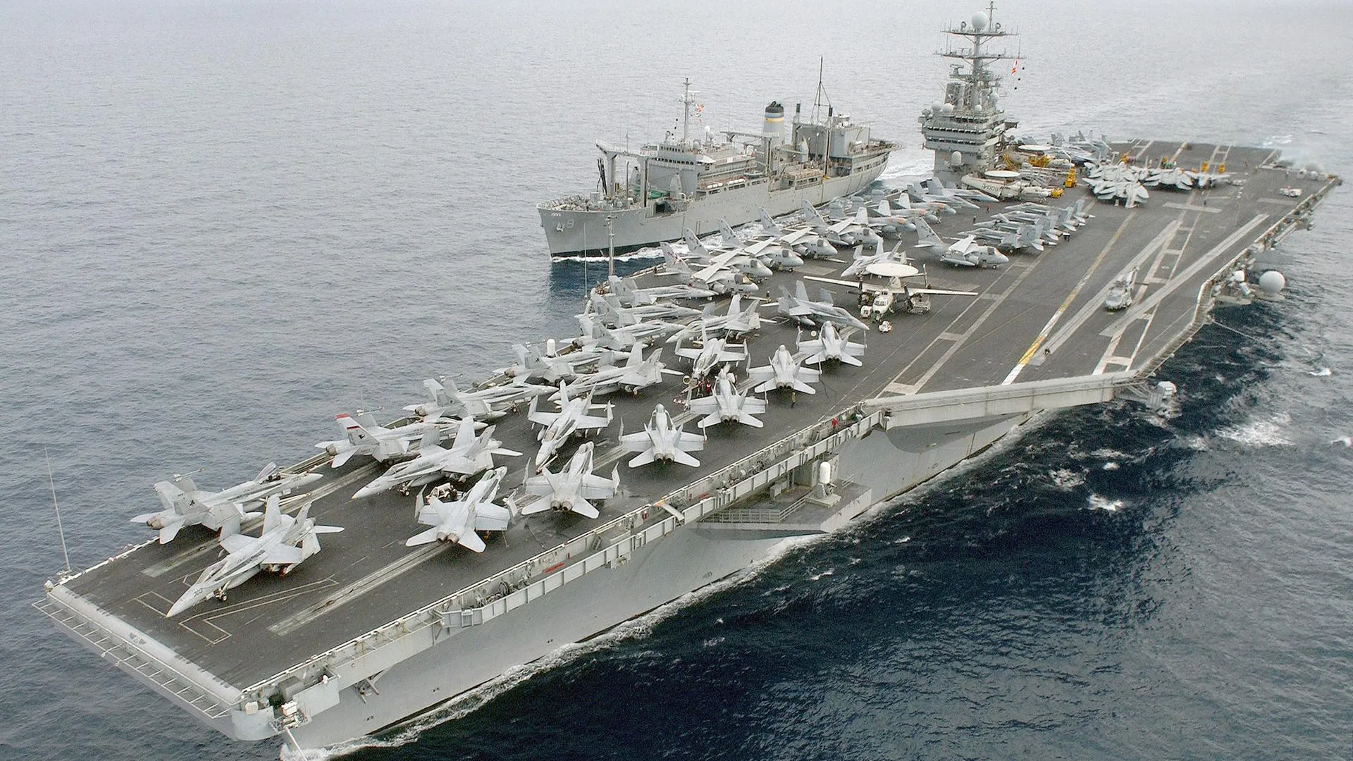 В Средиземном море столкнулись авианосец USS Harry Truman и торговое судно