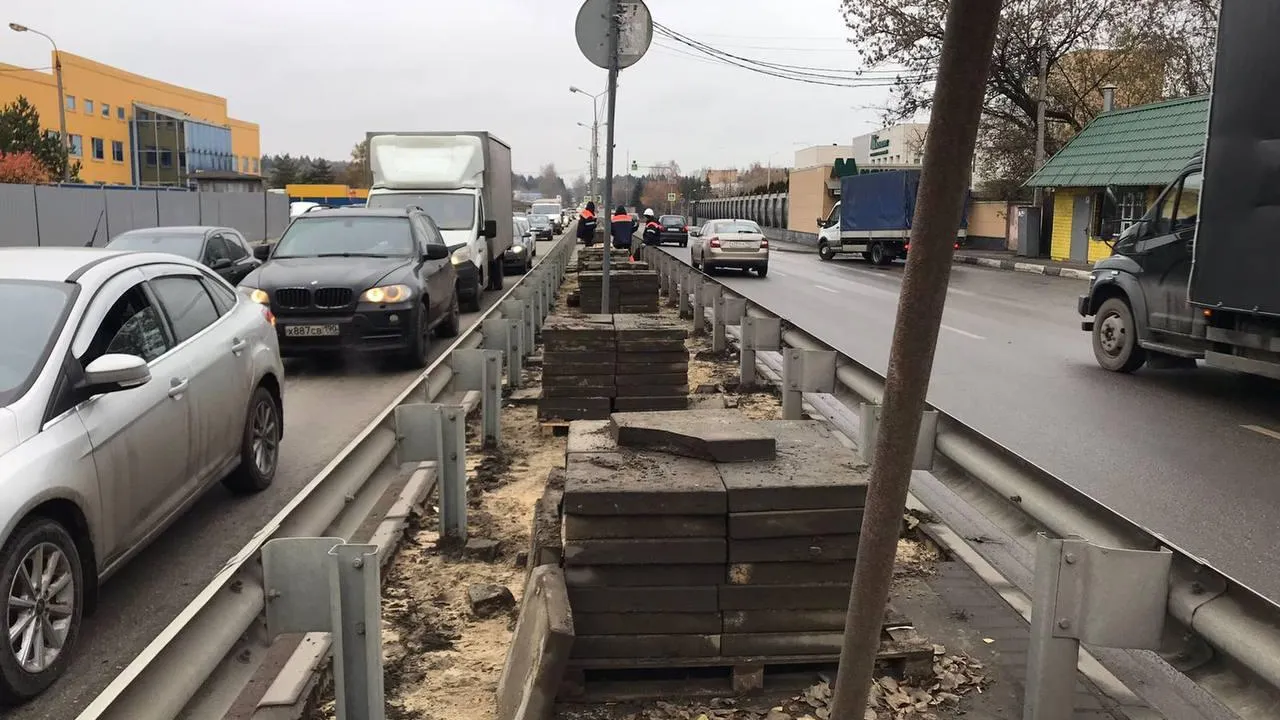 Переустройство инженерных коммуникаций проводят на Пироговском шоссе в Мытищах