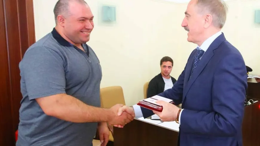 Спортсмену из Люберец вручили знак отличия за установленный рекорд России и мира