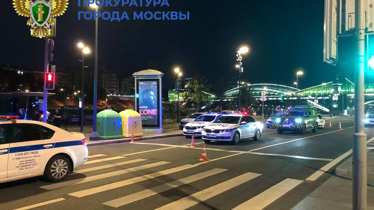 В Москве машина въехала в толпу пешеходов и скрылась с места ДТП