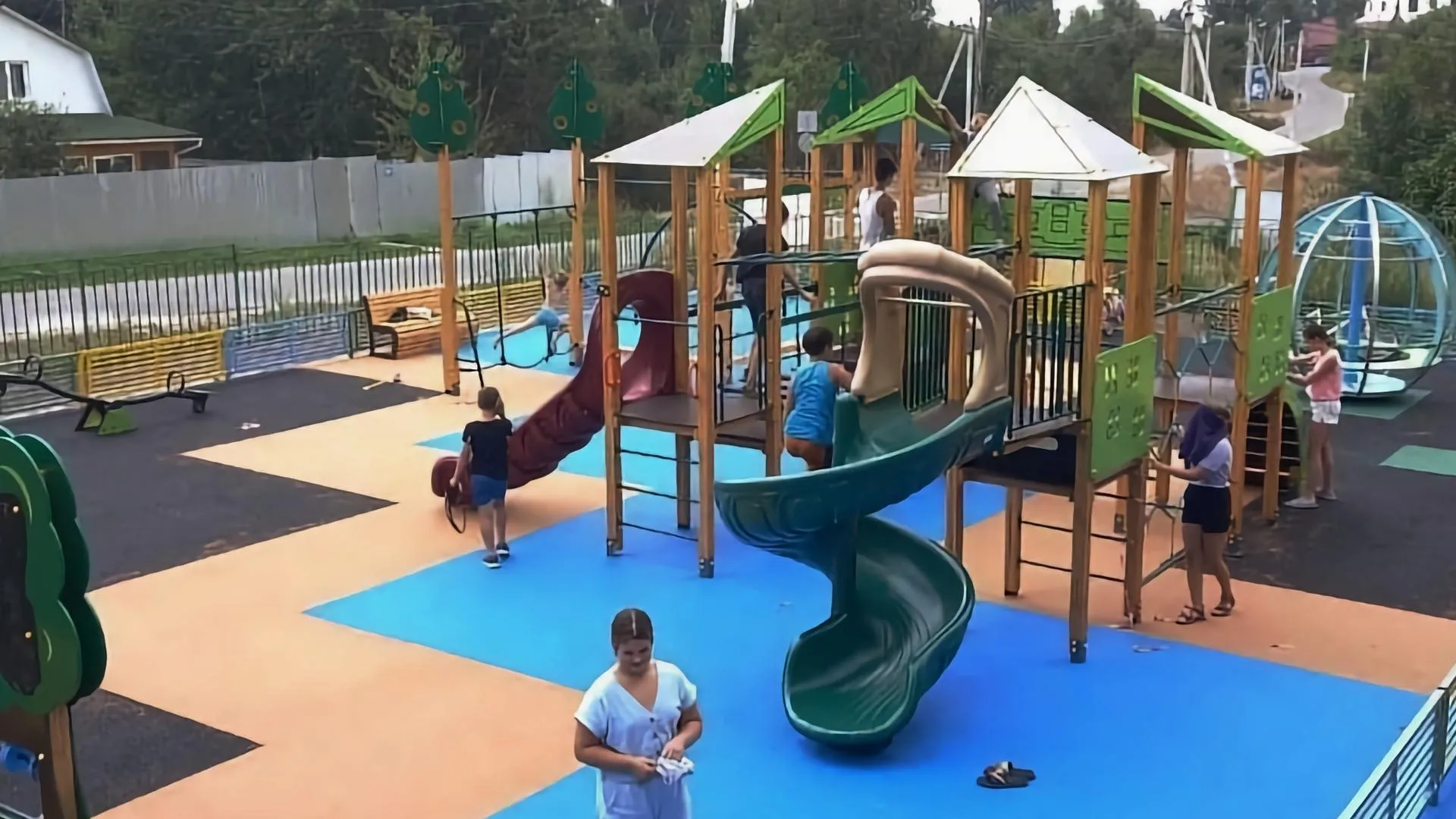 Установку губернаторской детской площадки завершают в деревне Щелкова