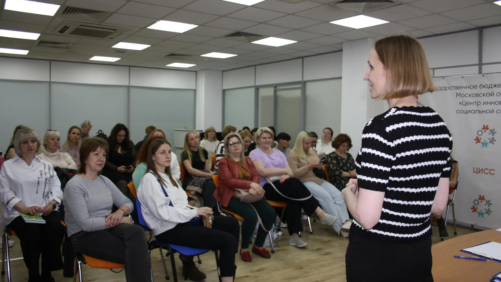 Специалисты семейных центров Подмосковья осваивают навыки работы с кризисными семьями