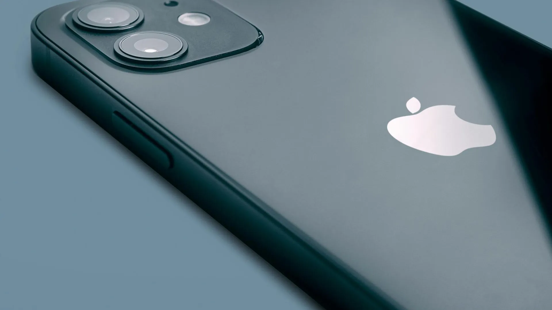 iPhone будут автоматически блокироваться, если их вырвут из рук