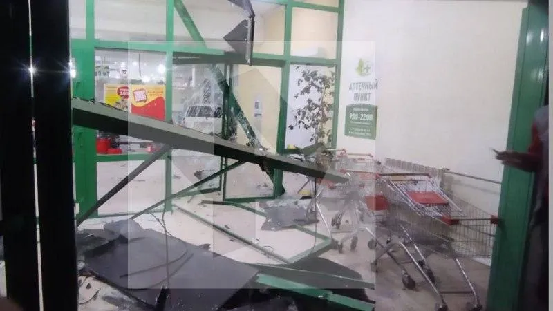 Припарковался в витрину: водитель на авто въехал в магазин в Иркутске