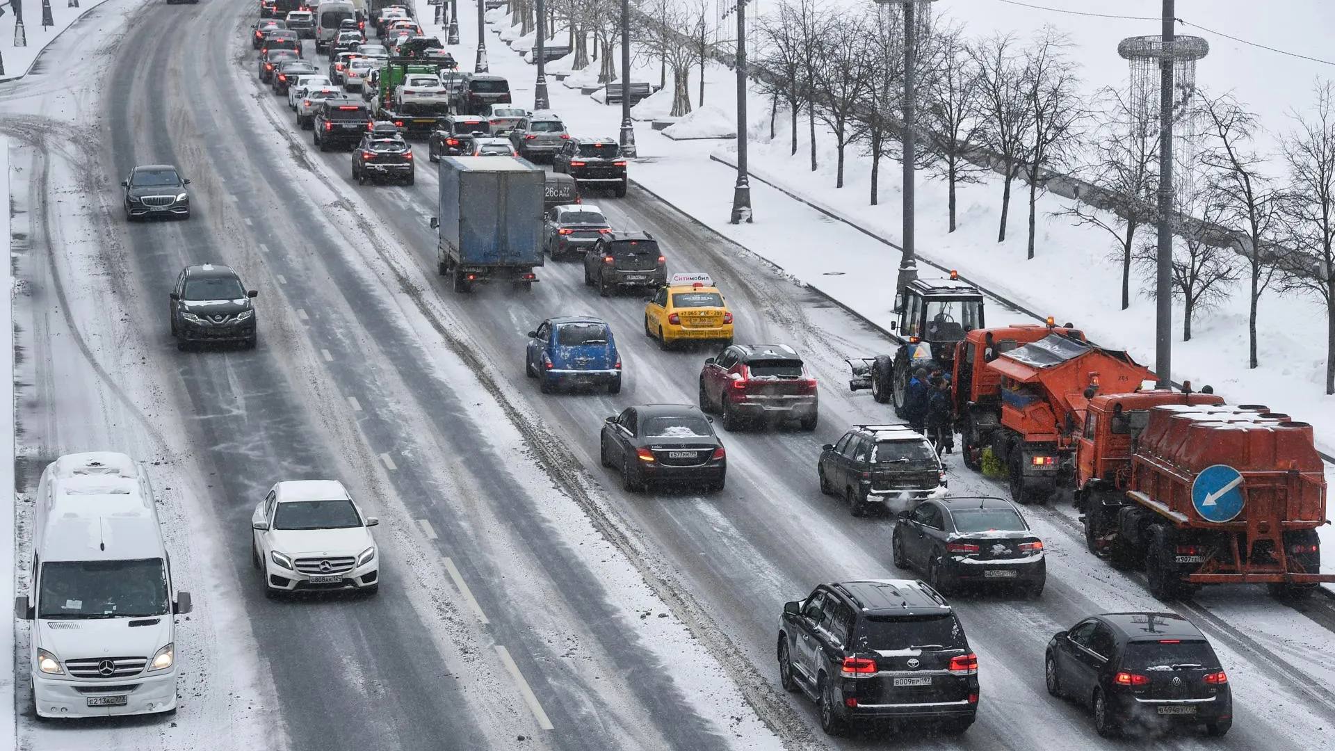 Пробки общей длиной в 69 км образовались на дорогах Москвы