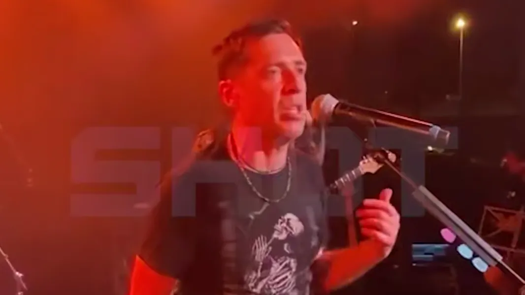 Покровский* поет на английском в американских кабаках и зарабатывает для ВСУ