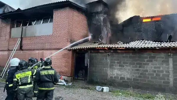 Крупный склад мебели загорелся в Красноярске