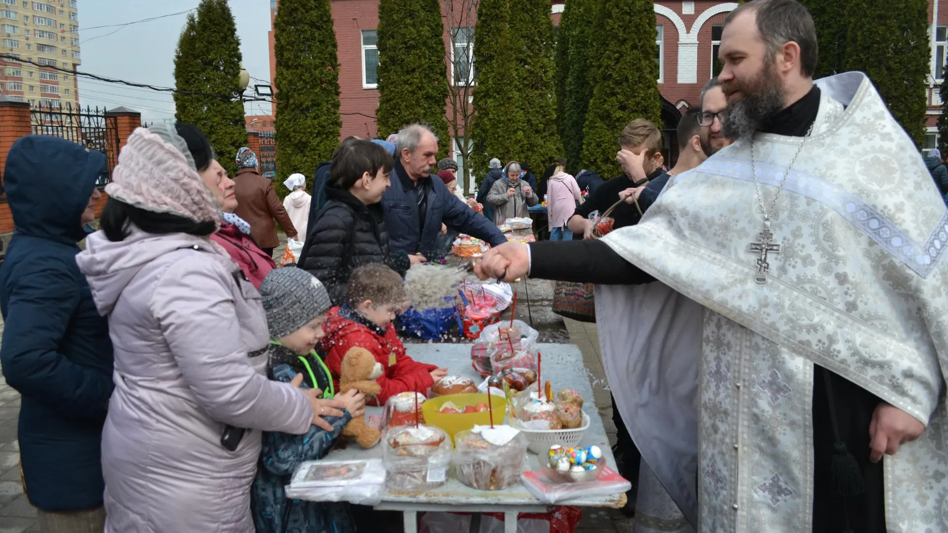 В Троицком соборе Щелкова начали освящать пасхальные куличи