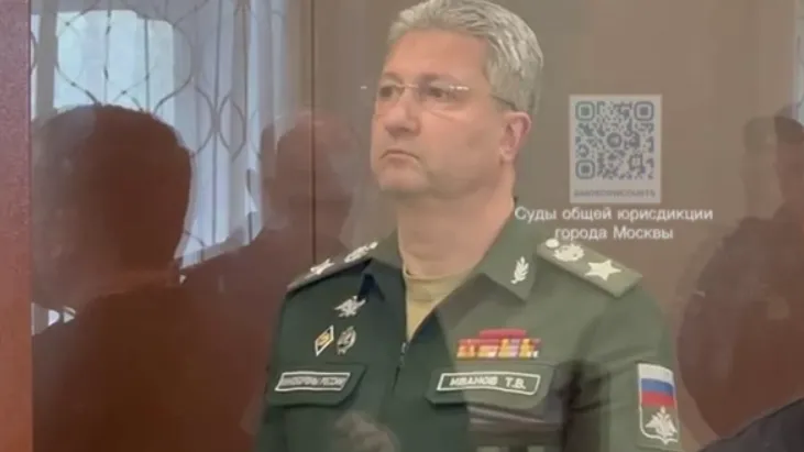 Появилось видео, как полусогнутого Тимура Иванова ведут в СИЗО