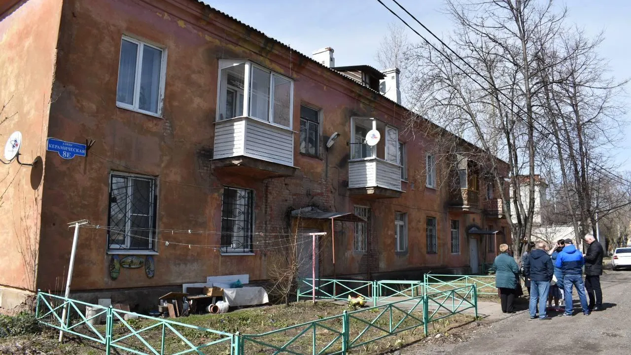 Жителям ветхого дома на Керамической улице в Балашихе рассказали о сроках расселения