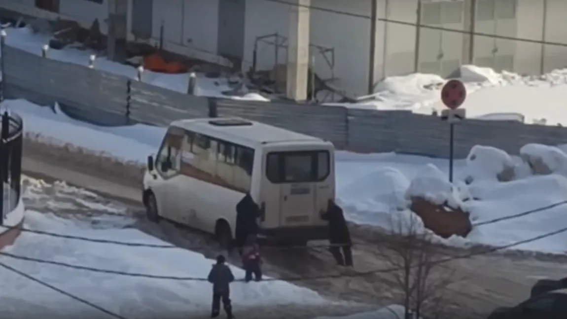 В Сети появилось видео, как пассажиры толкают маршрутку на нечищенной дороге в Подольске