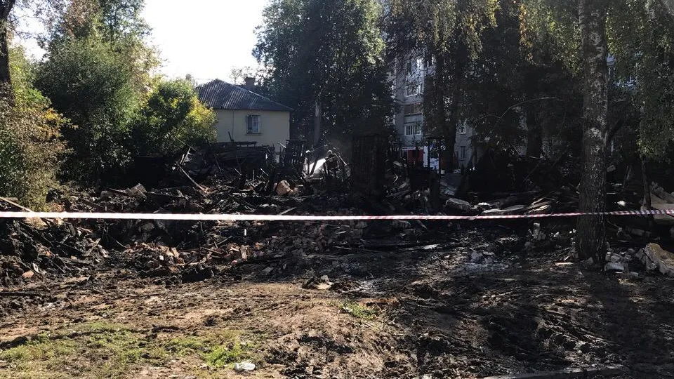Пожарные ликвидировали возгорание в нежилом доме Подольска