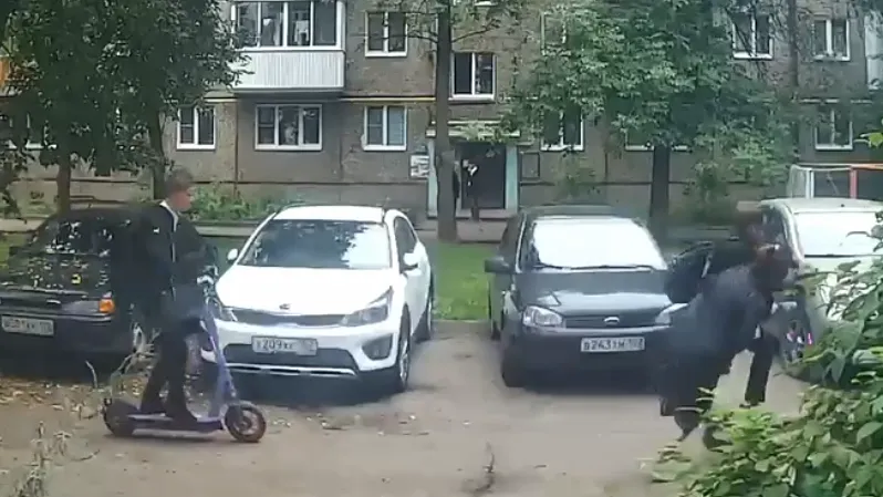 В Уфе школьник на электросамокате сбил женщину во дворе дома
