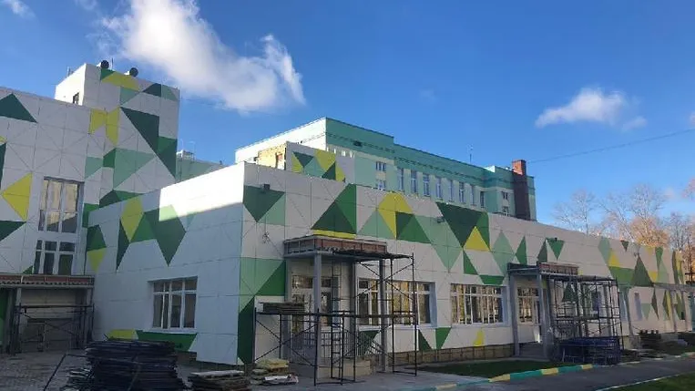Строительство пристройки к школе на улице Кудаковского Балашихи завершат к концу года
