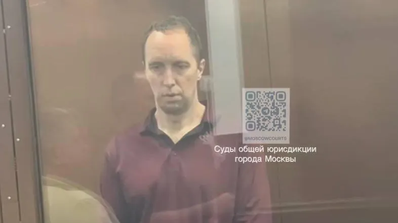 В Москве обвиняемого в избиении полицейского американца оставили под стражей
