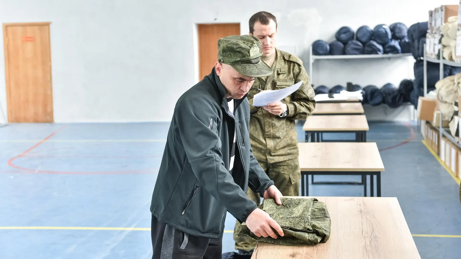 В пункт отбора на контракт в Балашихе продолжают активно прибывать добровольцы