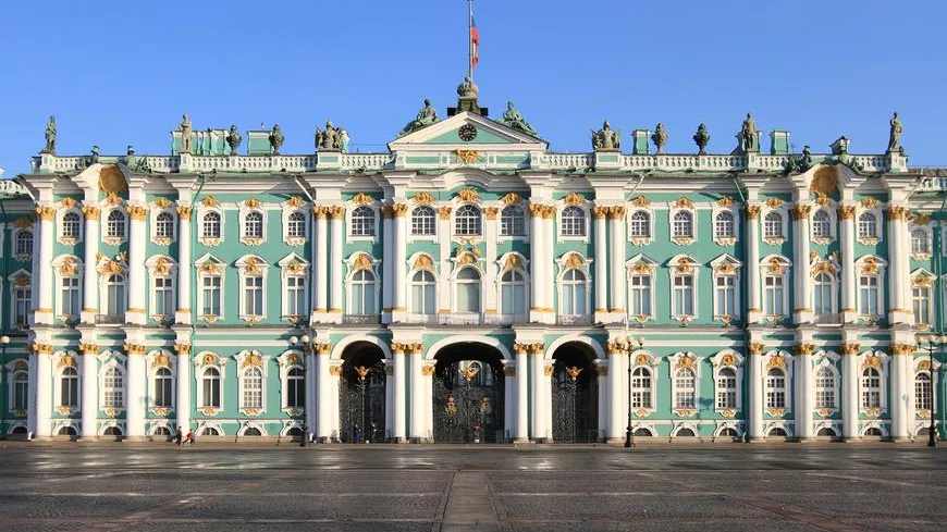 Более 800 тыс руб штрафа: посетитель заплатит за повреждение трона в Эрмитаже