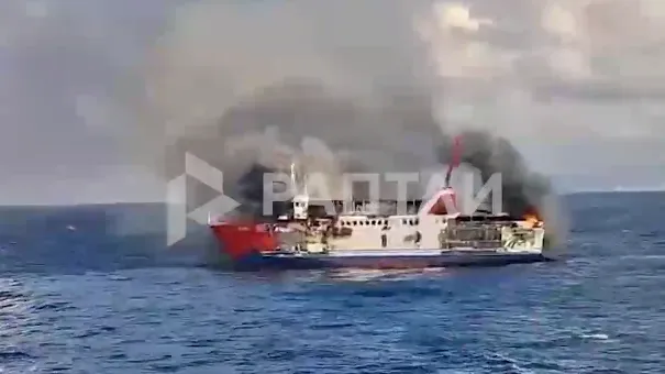 Черный дым над морем: пассажирский паром загорелся у берегов Бали