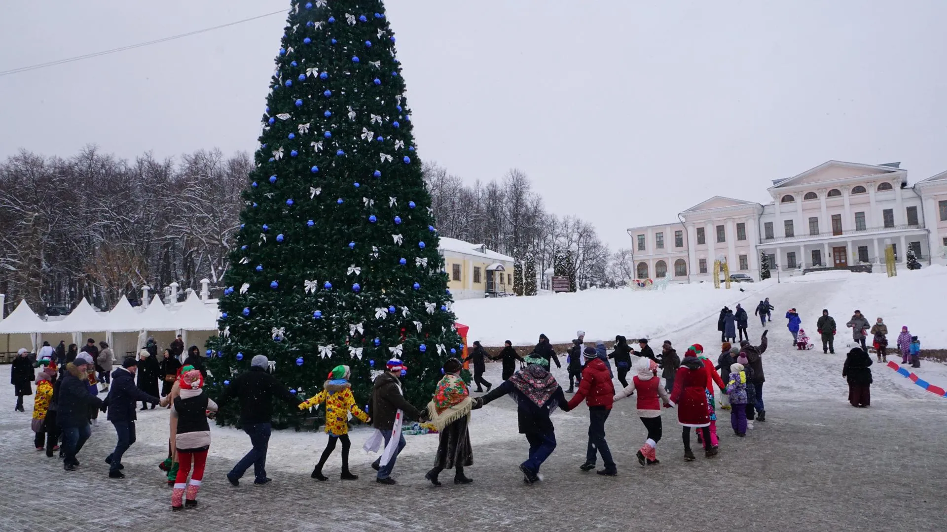 Первое новогоднее представление провели возле усадьбы Дубровицы в Подольске