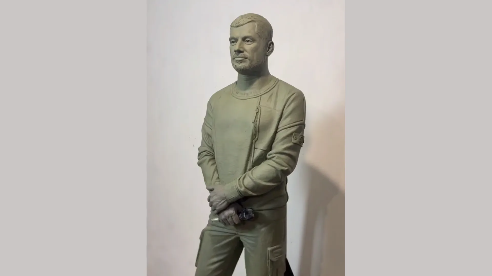 «Вживую очень похож»: Ева Карицкая показала готовый памятник Паше Технику