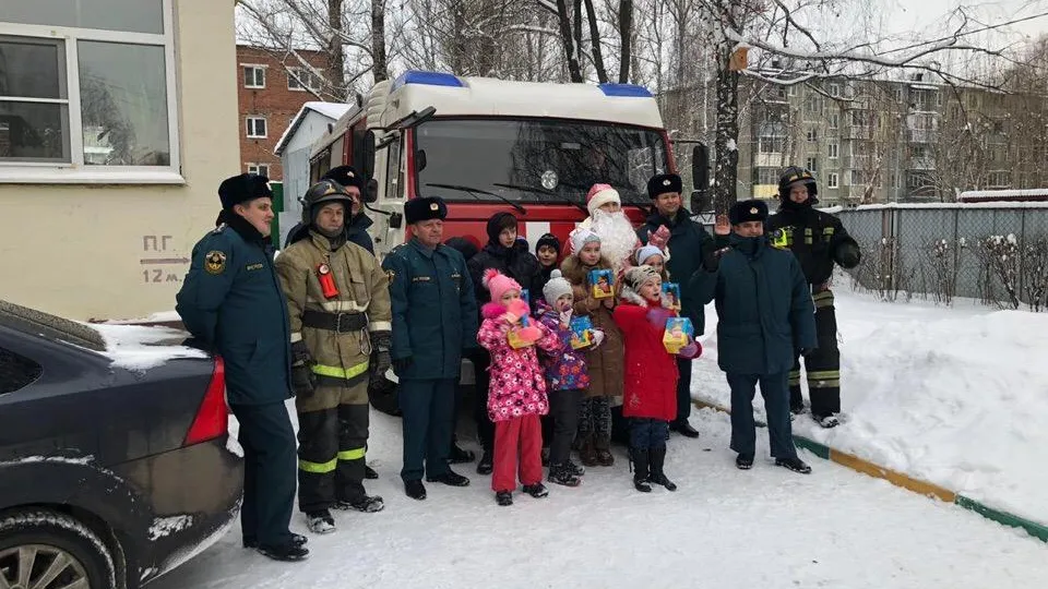 Пожарные Подольска поздравили учеников школы‑интерната с праздниками и подарили им подарки