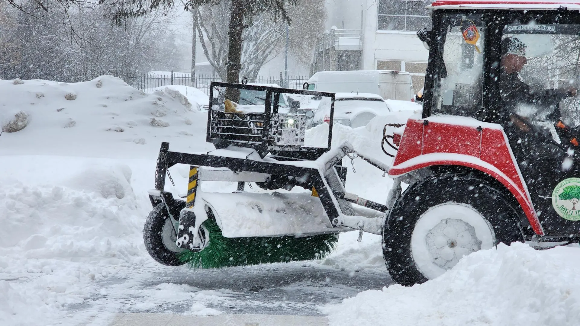 В сквере имени Пушкина в Подольске мини-трактор расчищает снег
