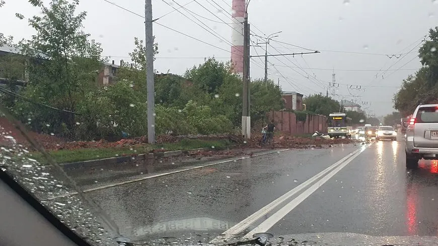 На дороге в центре Подольска образовалась пробка из‑за упавшего забора