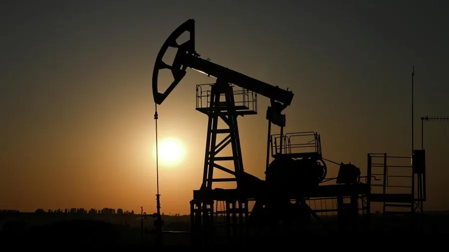 Нефть взлетела в цене выше 80 долларов впервые с 8 октября 2024 г