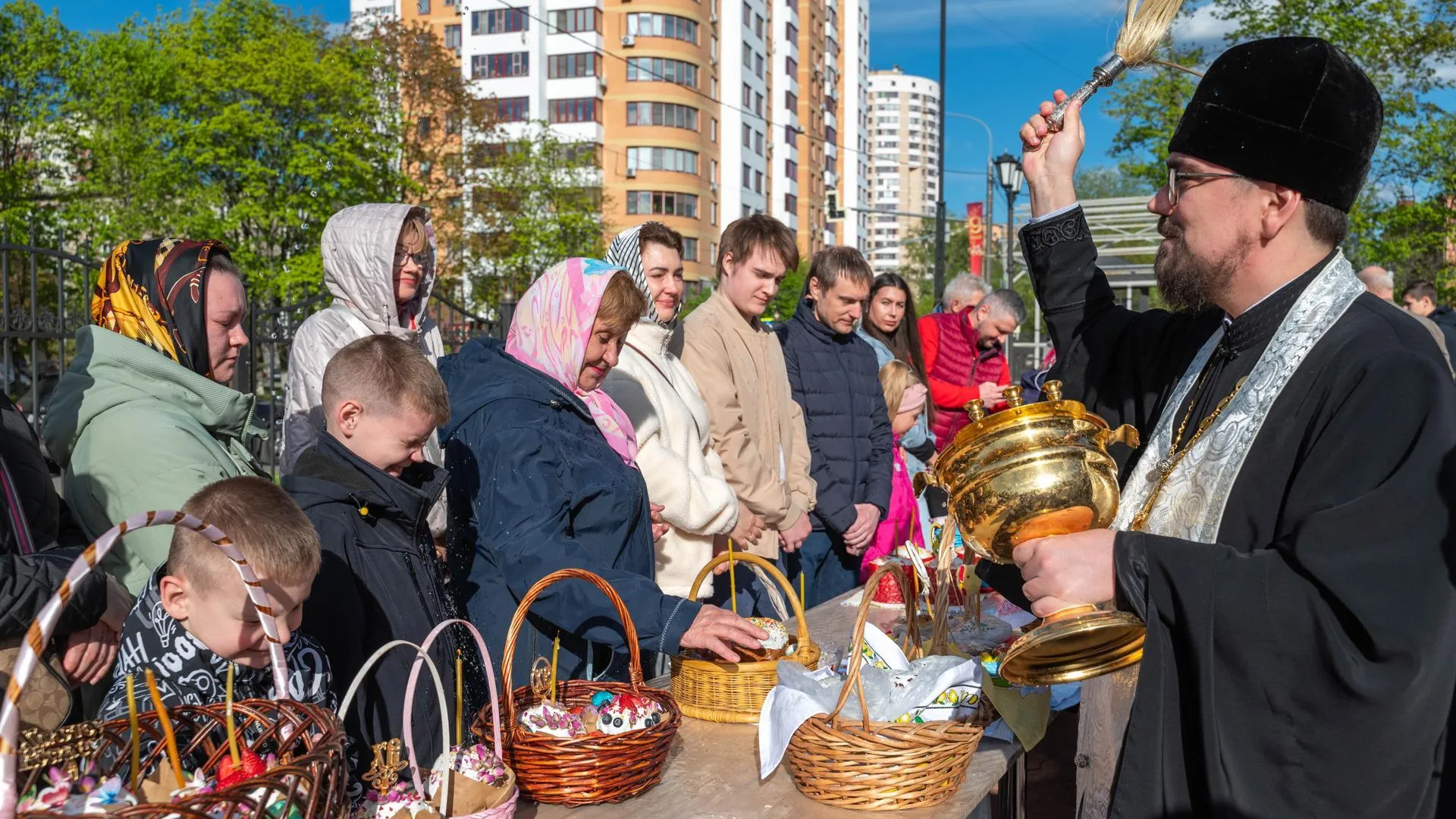 Жители Реутова спешат в храмы, чтобы освятить пасхальные яства