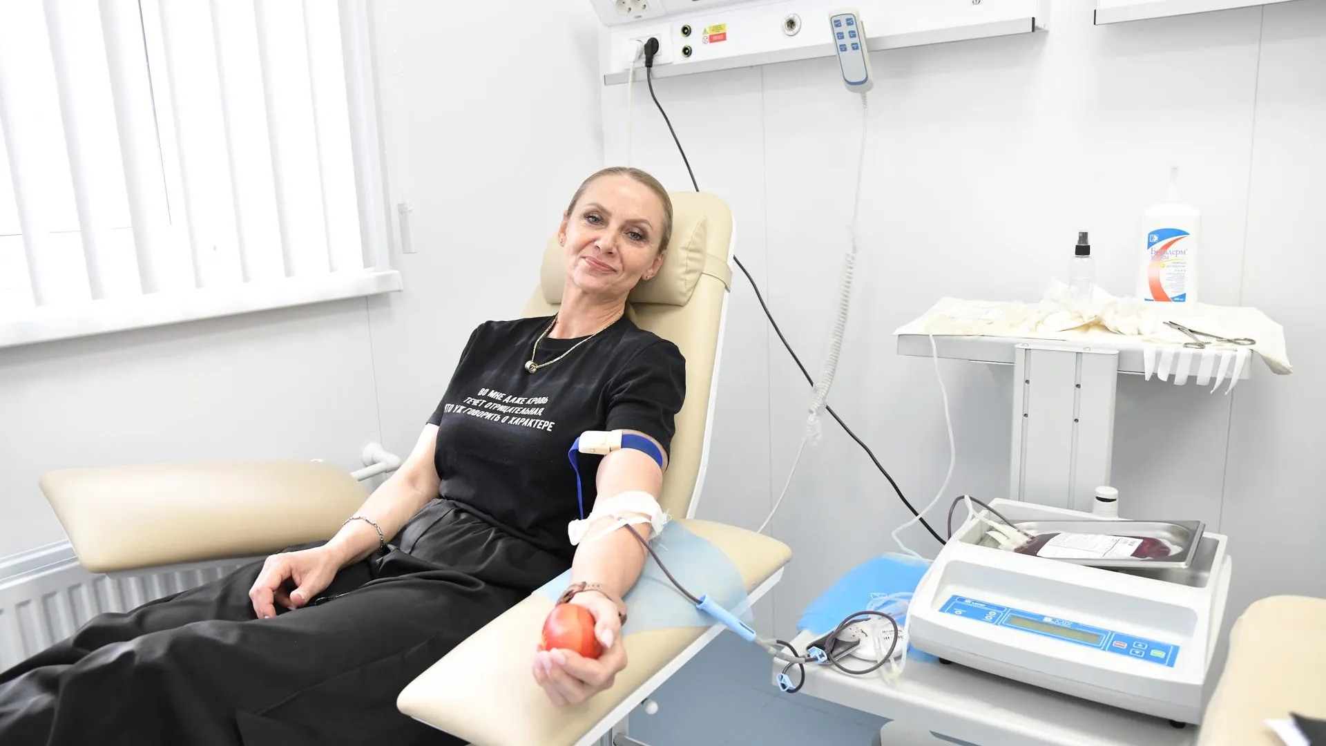 Партийцы Дмитрова сдали кровь