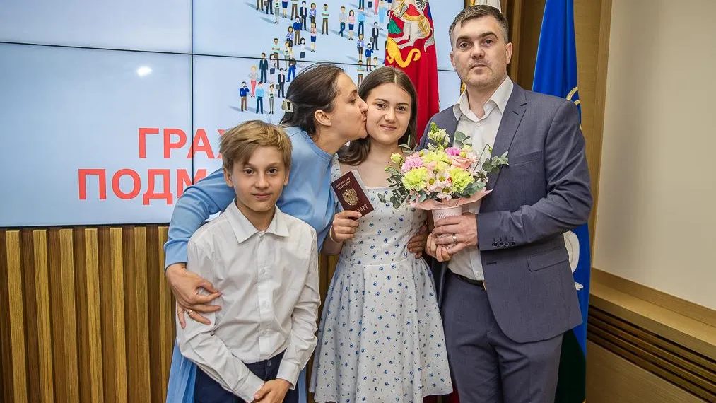 В Одинцовском округе 12 подростков получили первые паспорта