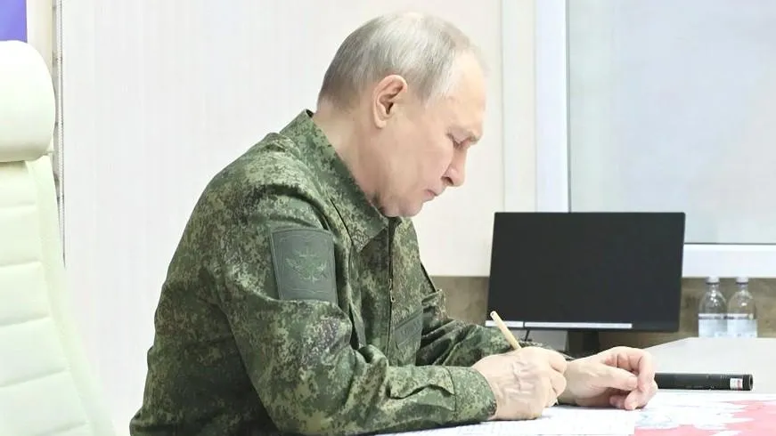 Сигнал Западу: WP прокомментировал появление Путина в камуфляже под Курском