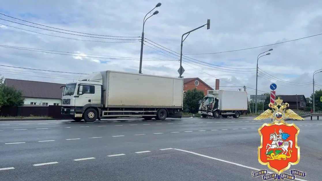 Человек погиб в аварии с 2 грузовиками на трассе М-5 в подмосковных Луховицах