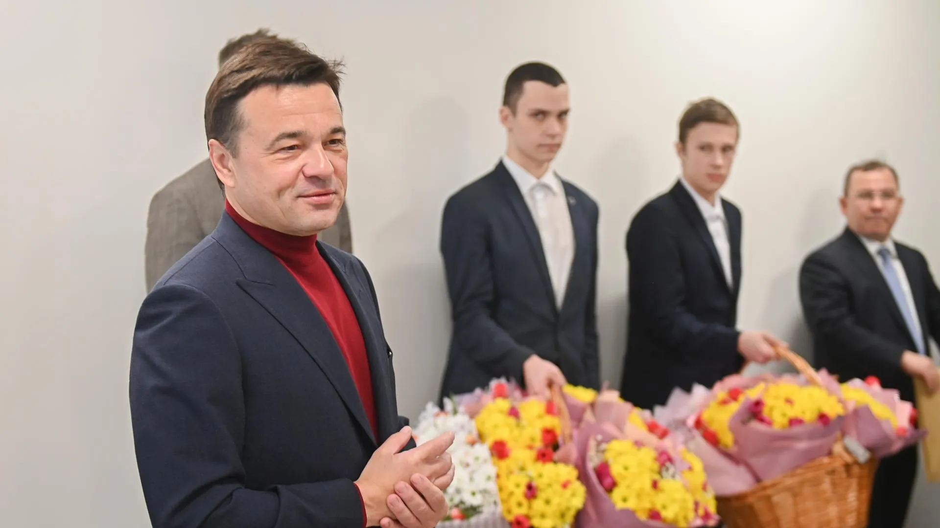 Андрей Воробьев поздравил с наступающим 8 Марта сотрудниц завода в Серпухове