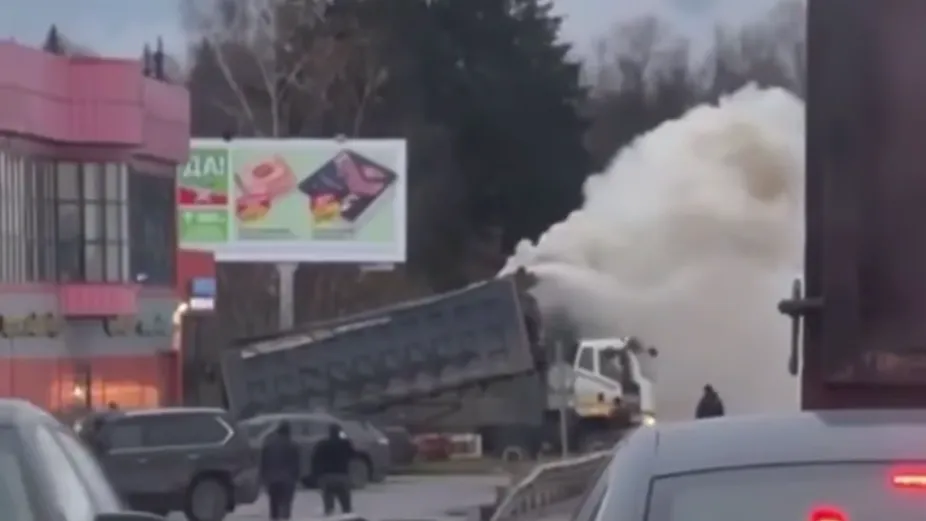 Огненное видео: грузовик с дровами горит в Подмосковье