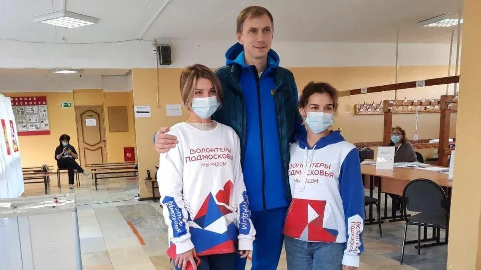 Олимпийский чемпион Сильнов проголосовал на участке в Долгопрудном