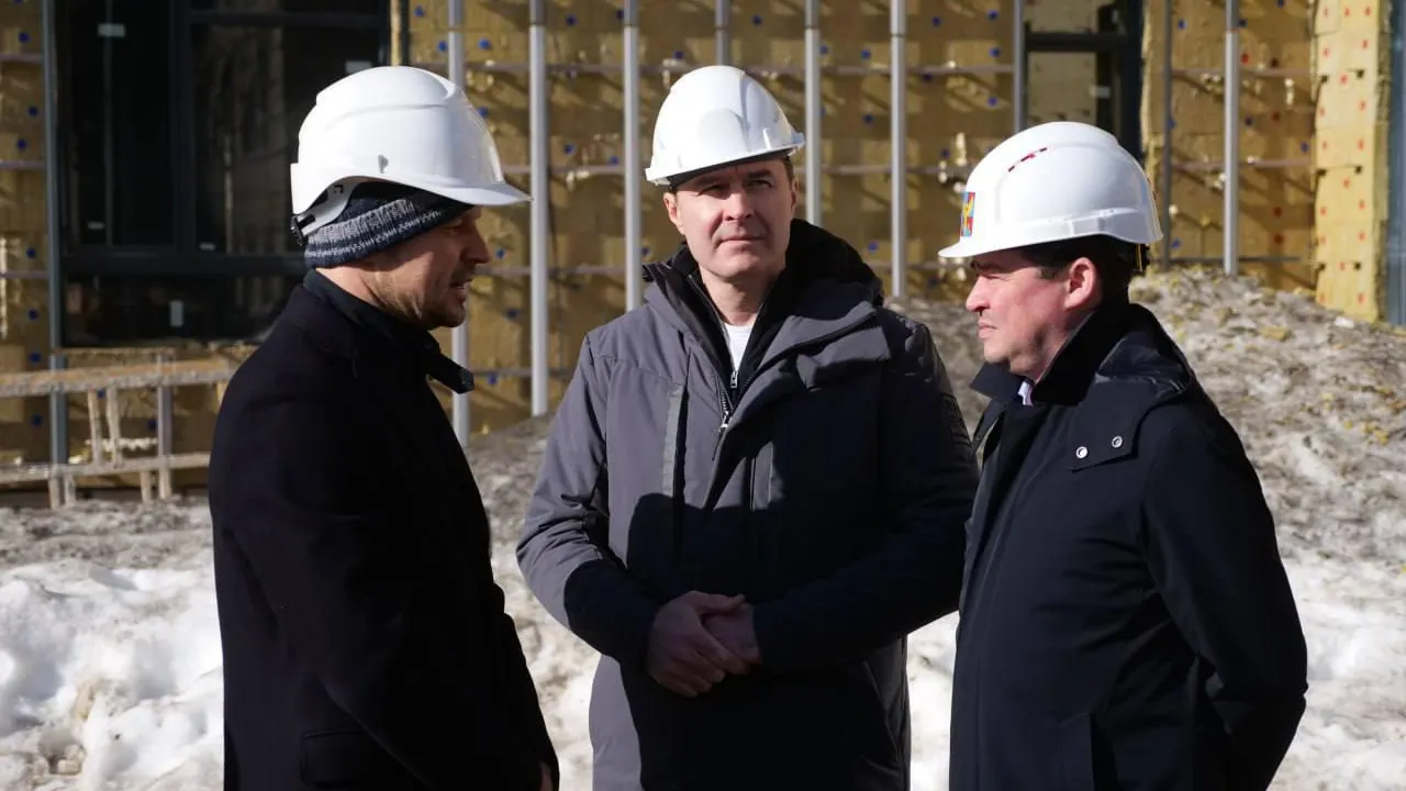 Владимир Волков проверил строительство школы на 1 100 мест в поселке