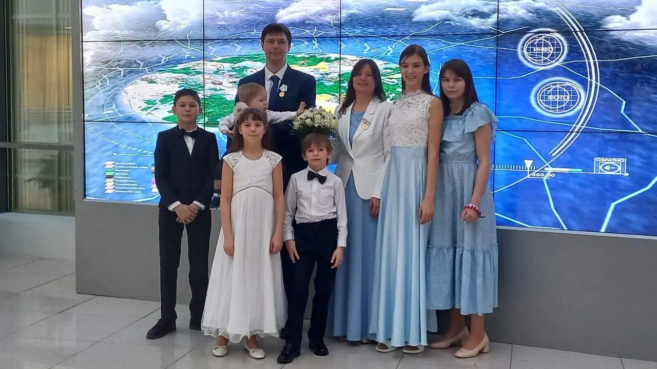Семью Федоровых из Подмосковья наградили медалью ордена «Родительская слава»