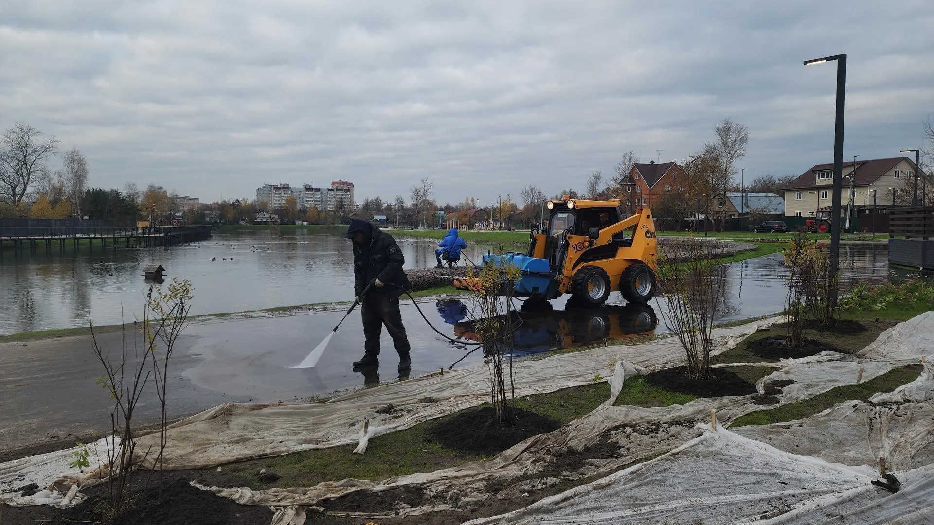 В Красногорске завершается благоустройство набережной у озера Торфяное