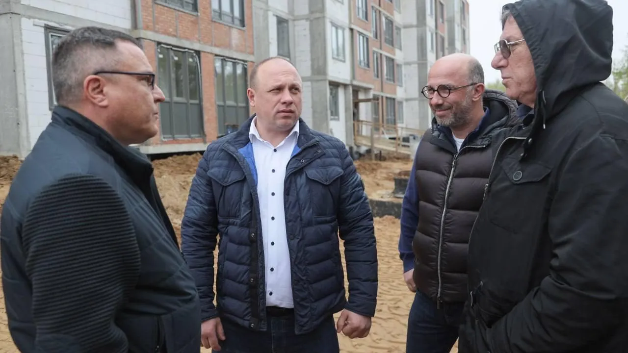 В Краснозаводске проверили строительство домов под расселение