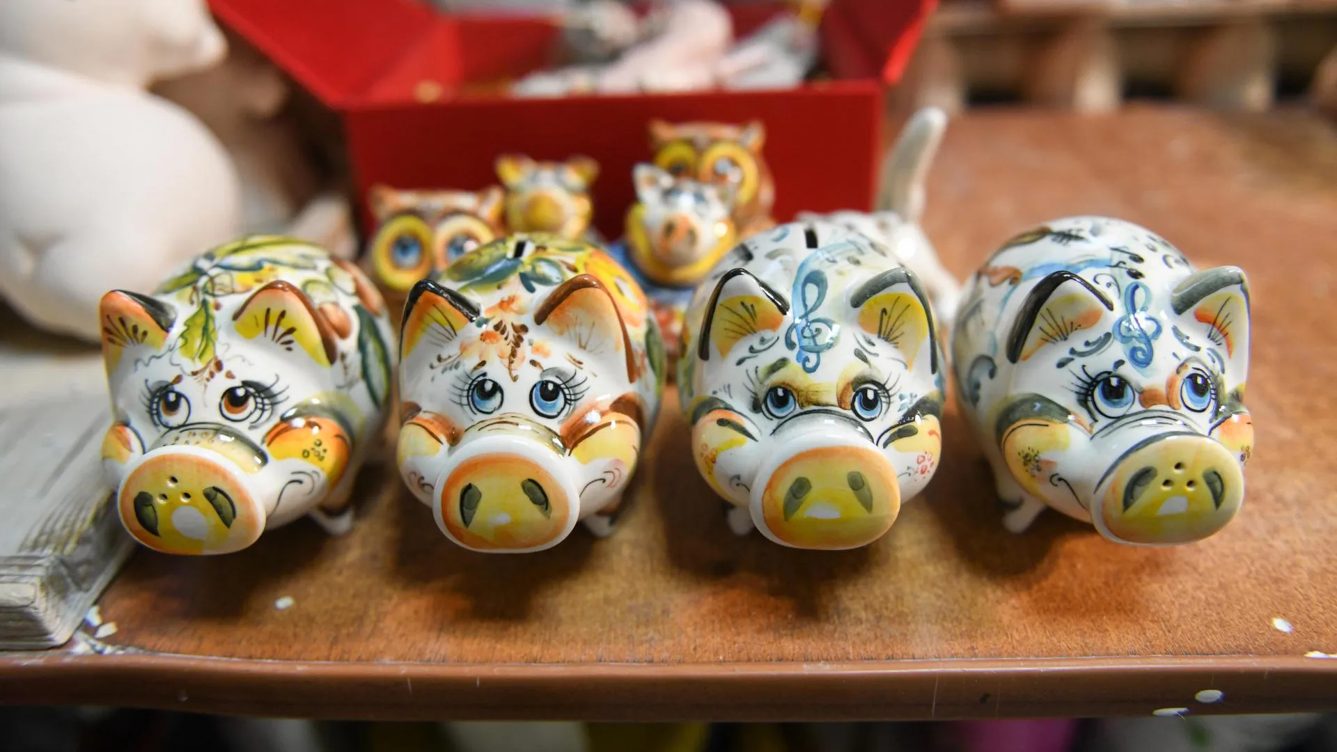Мастер по фарфору из Одинцова: «Свинка должна вам улыбнуться!»