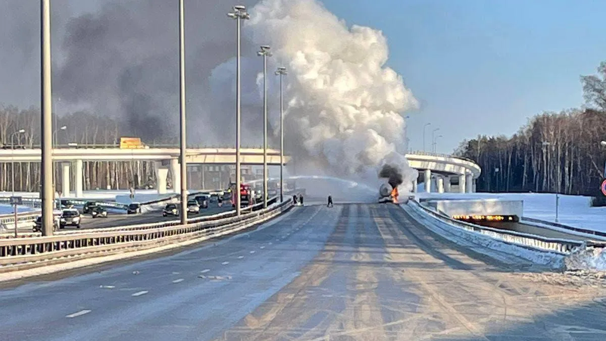 Бензовоз горит на Киевском шоссе в Москве. ВИДЕО