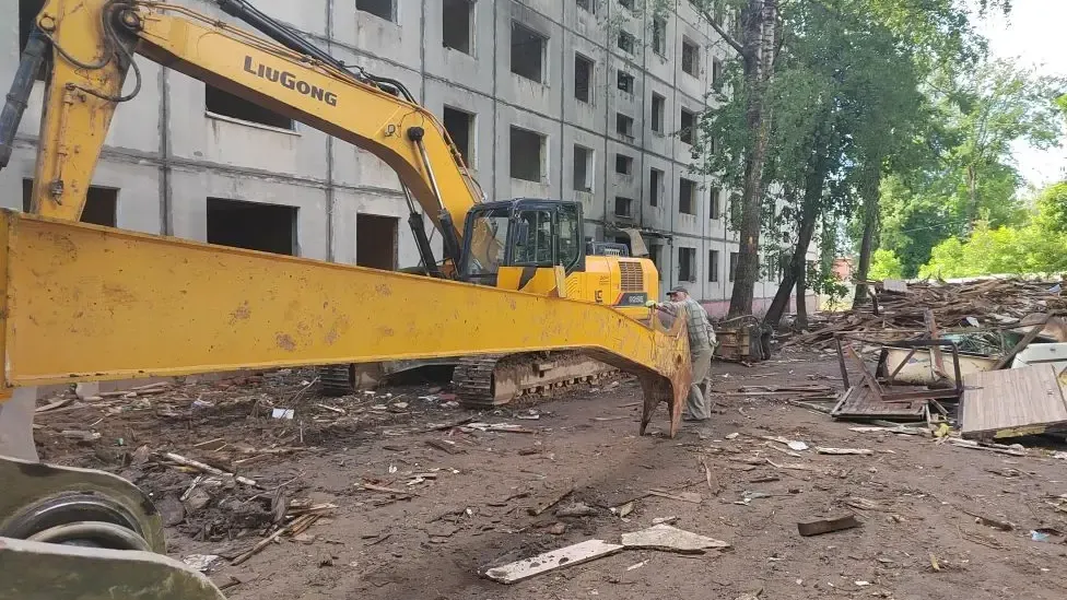 В Клину демонтируют аварийный дом на улице Мира