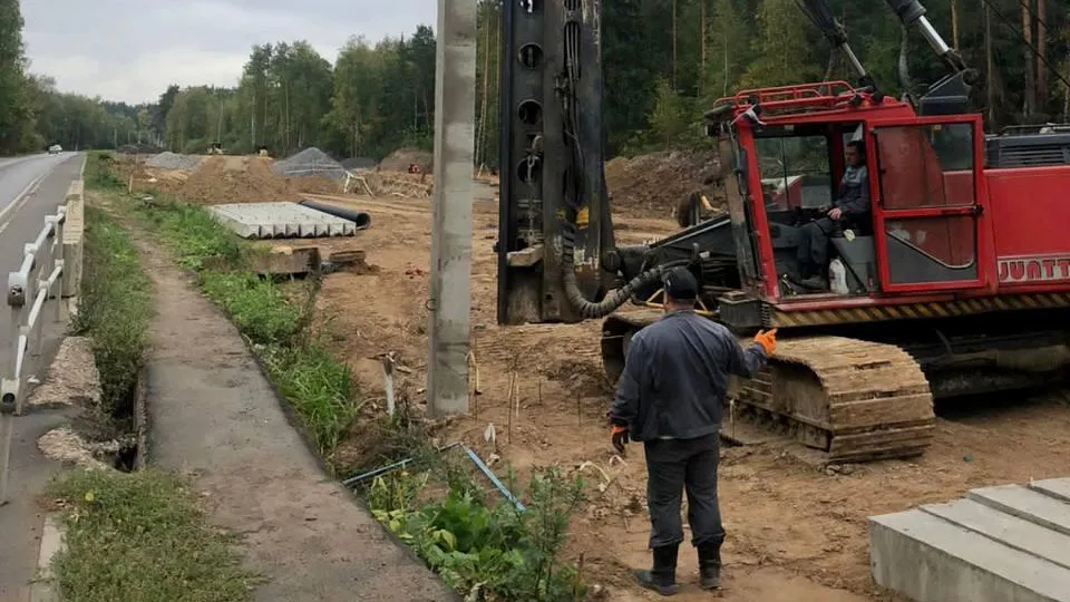 Устройство свайного фундамента под опоры путепровода в Красногорске выполнили на 50%