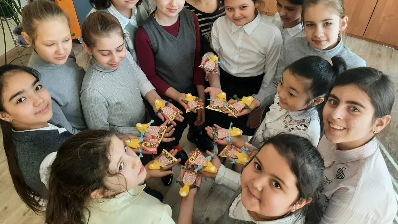 Школьники Котельников сделали масленичные куклы своими руками