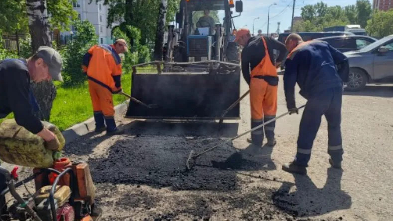 Более 7,6 тыс. ям заделали на дорогах Люберец с начала года